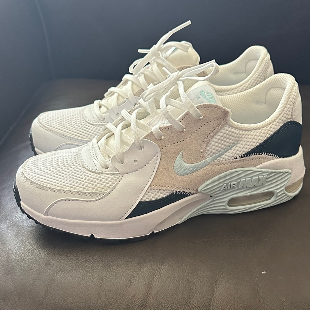 Nike air max women’s 9 worn only once